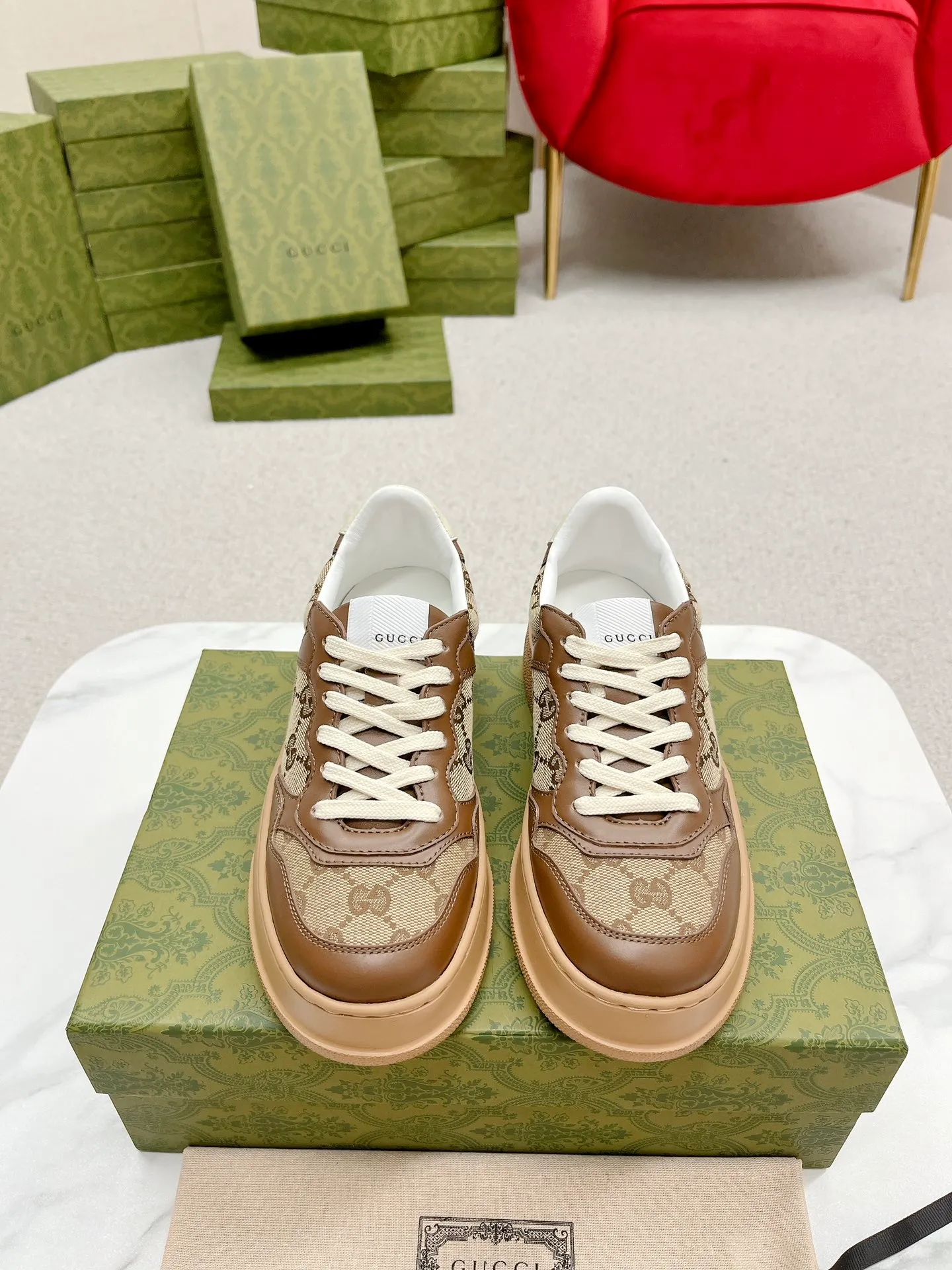 👟👟Ex-factory price 480👟👟 Women's Shoes Women's Clothing Gucci - the new Chunky B series lightweight soft thick sole sports series! G's couple's white shoes, Gucci counter style, Gucci catwalk style! The style design is light, luxurious and retro...thick sole increases height...similar to an upgraded version of classic white shoes! Original customized cowhide fabric (classic old floral fabric, perforation, embossing process), cowhide lining, original foam lightweight outsole, GG Logo on the heel, 4cm thick sole, classic Gucci webbing... Women's 35-40/Men's 39-44 (full size) Women's 41, Men's 45 are custom-made and non-returnable